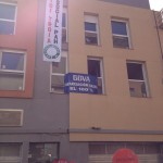La Obra Social PAH realoja a cinco familias en viviendas vacías del banco BBVA